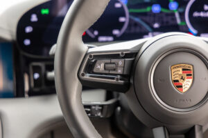 タイカンクロスツーリスモ 4 4+1シート 4WD