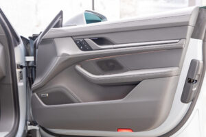 タイカンクロスツーリスモ 4 4+1シート 4WD