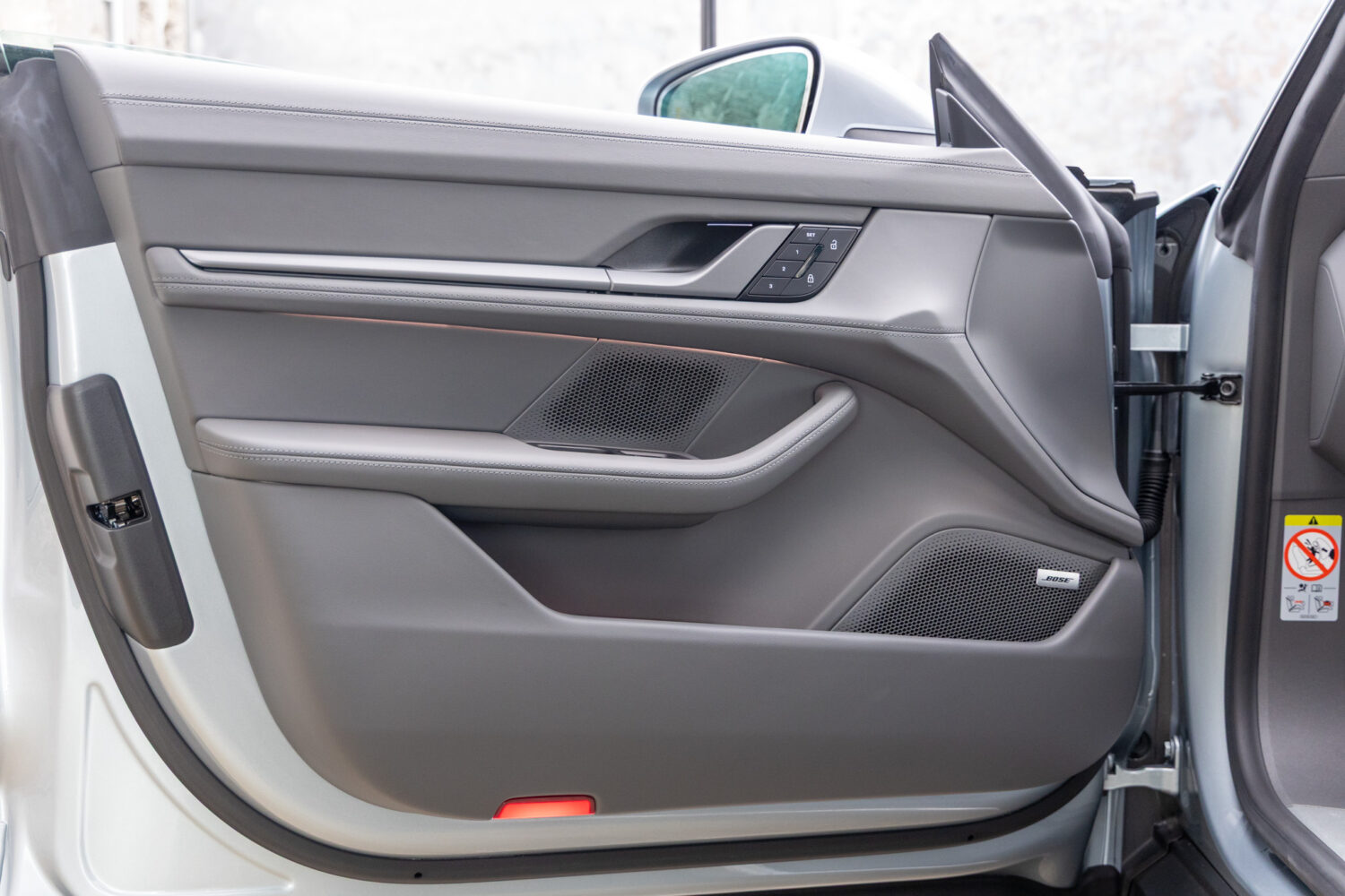 タイカンクロスツーリスモ 4 4+1シート 4WD