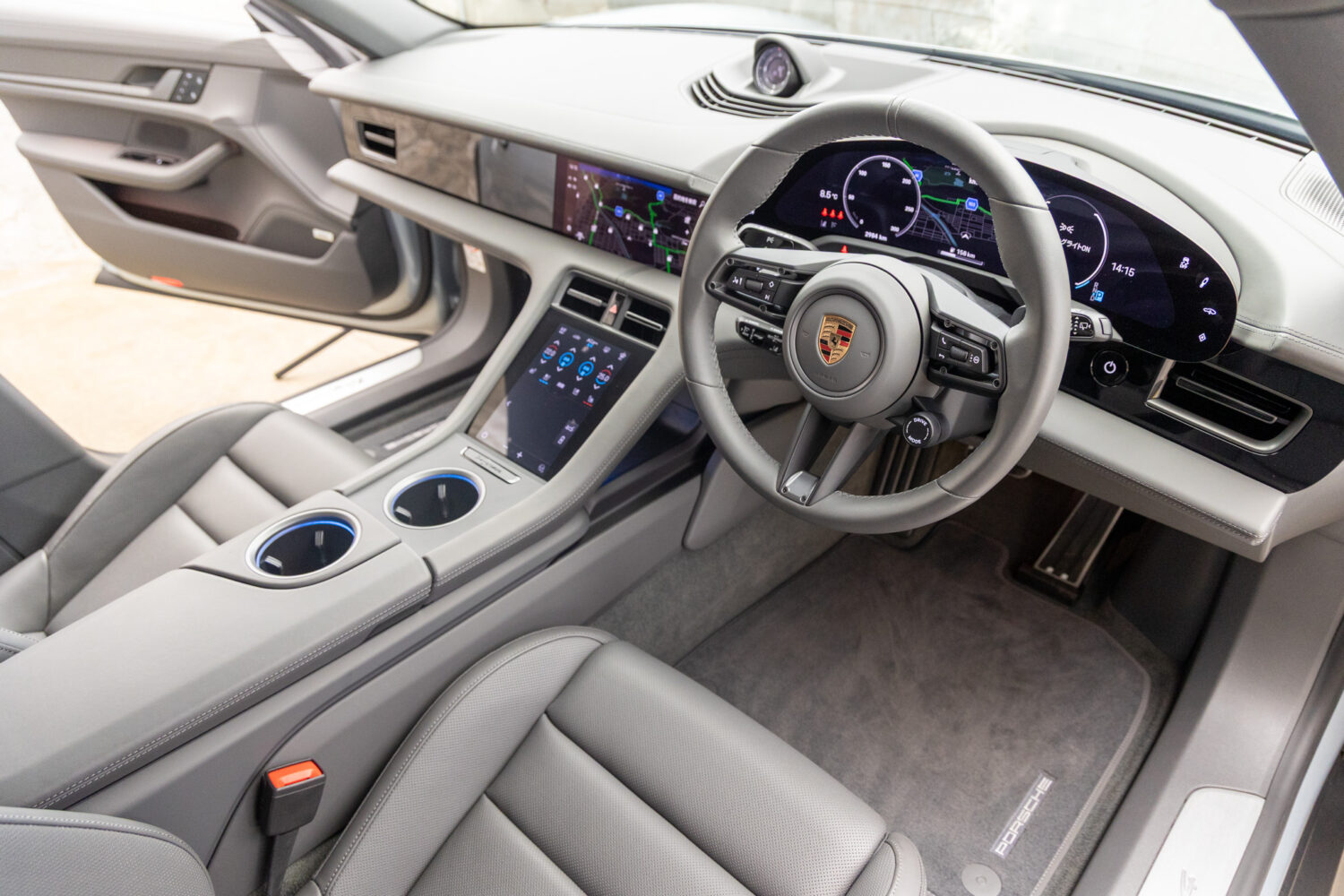 タイカンクロスツーリスモ 4 4+1シート 4WD