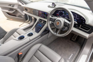 タイカンクロスツーリスモ 4 4+1シート 4WD