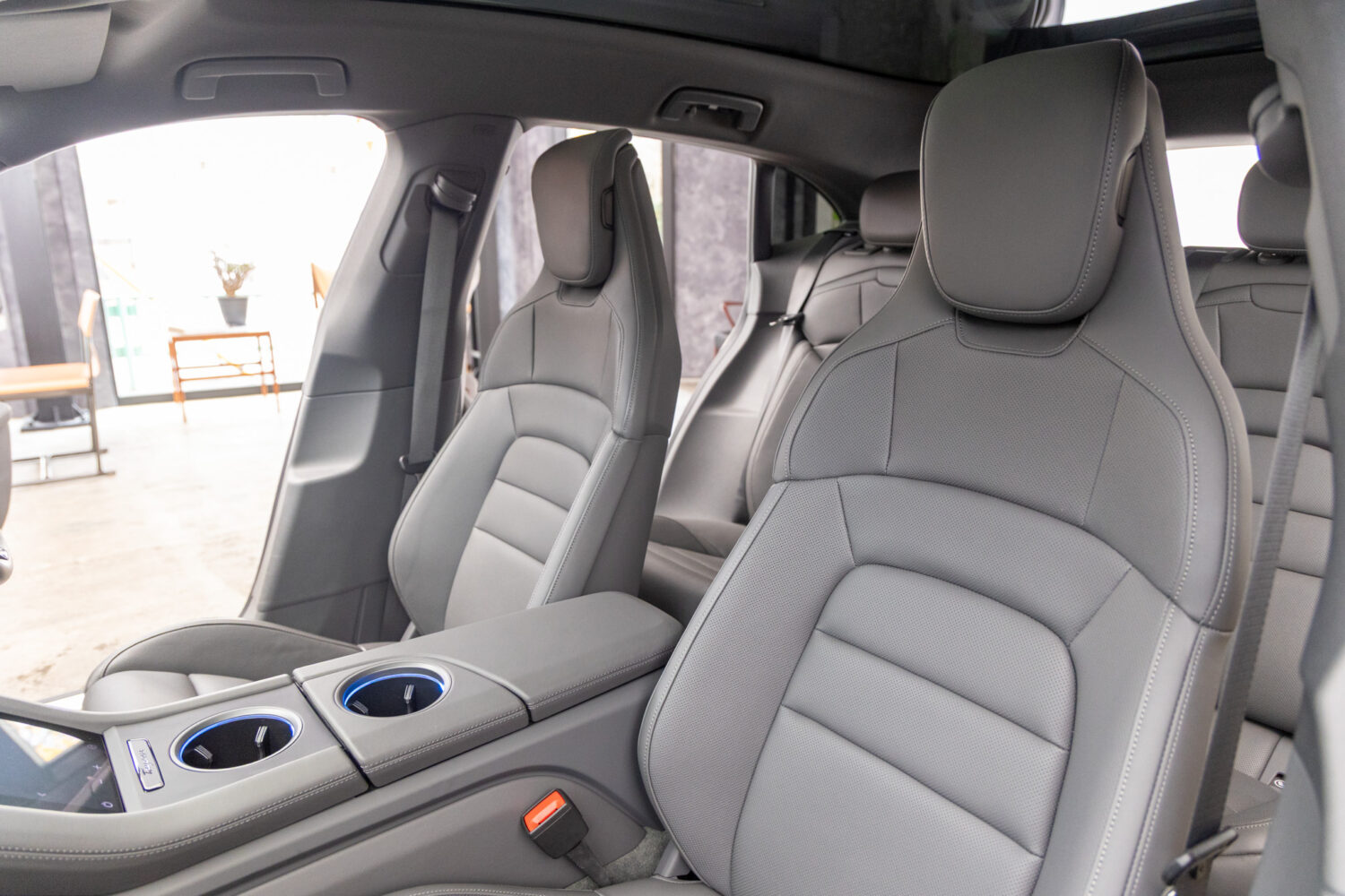 タイカンクロスツーリスモ 4 4+1シート 4WD