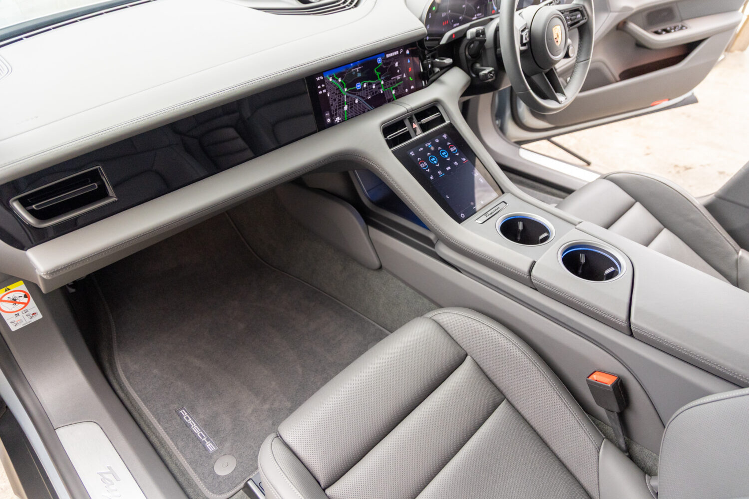 タイカンクロスツーリスモ 4 4+1シート 4WD