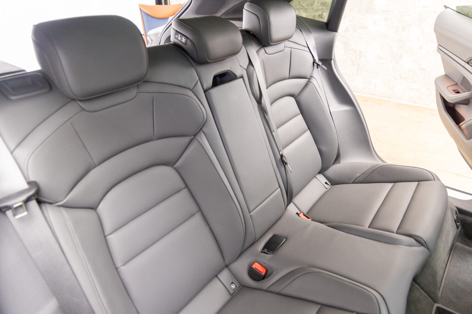 タイカンクロスツーリスモ 4 4+1シート 4WD