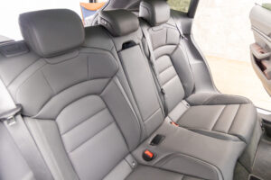 タイカンクロスツーリスモ 4 4+1シート 4WD