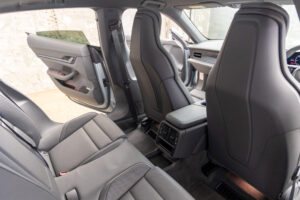 タイカンクロスツーリスモ 4 4+1シート 4WD