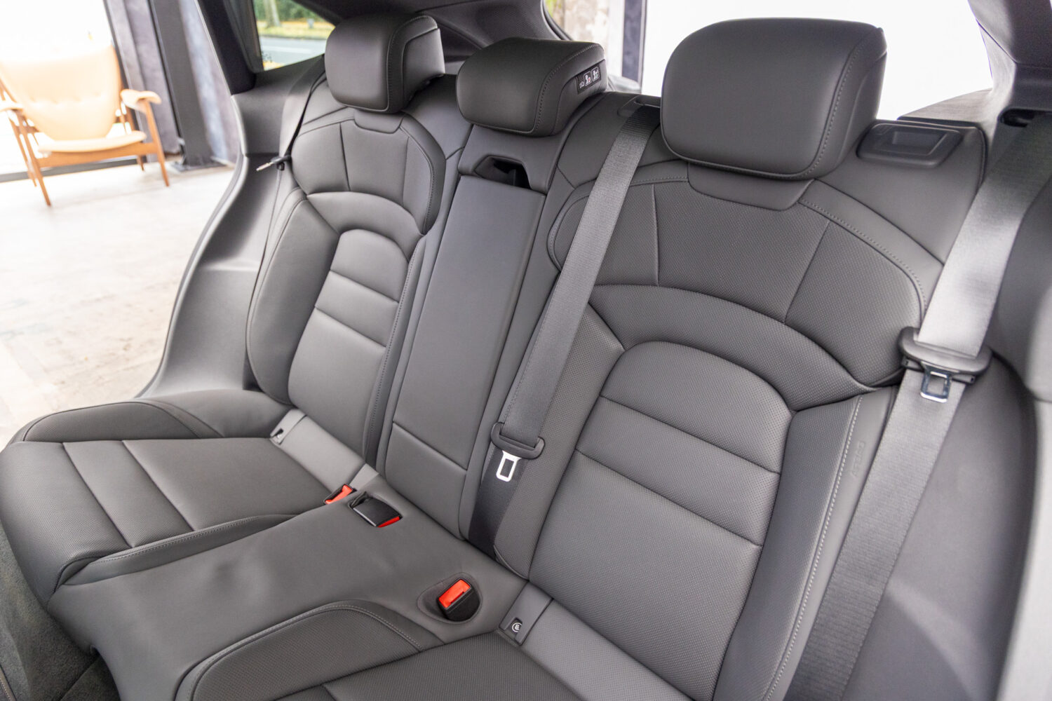 タイカンクロスツーリスモ 4 4+1シート 4WD