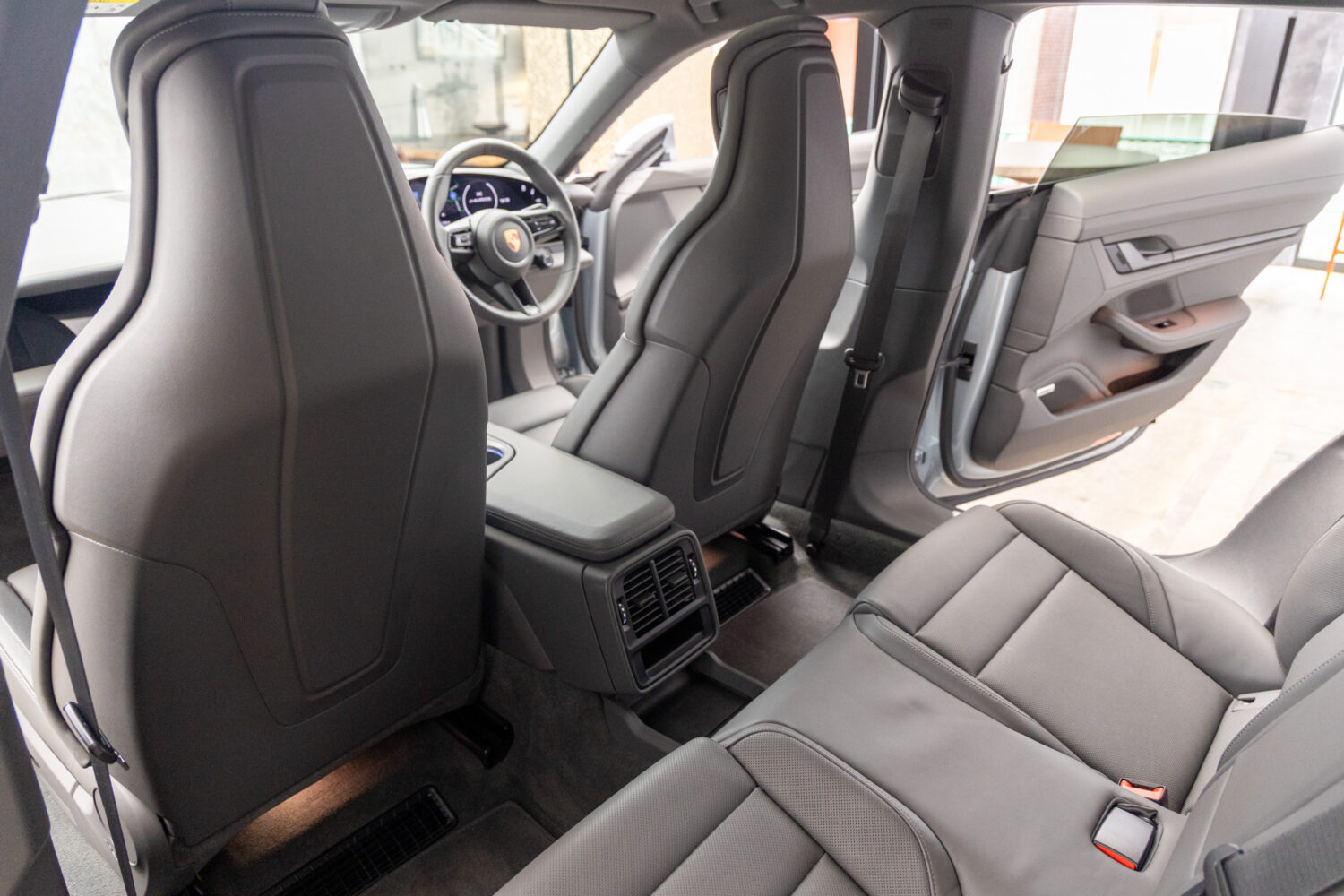 タイカンクロスツーリスモ 4 4+1シート 4WD