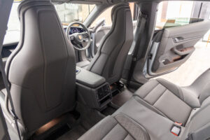 タイカンクロスツーリスモ 4 4+1シート 4WD