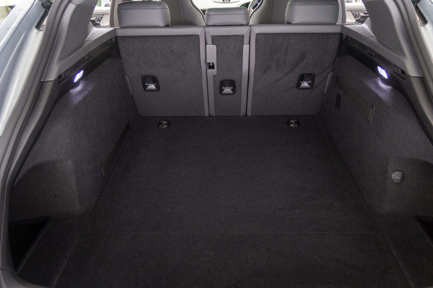 タイカンクロスツーリスモ 4 4+1シート 4WD