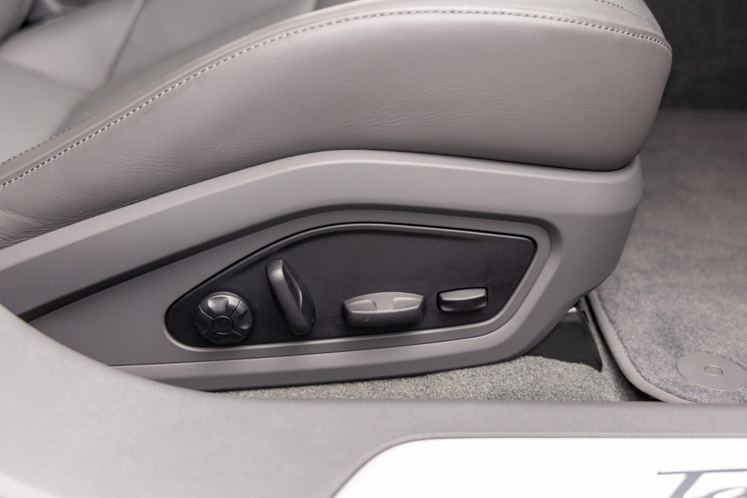 タイカンクロスツーリスモ 4 4+1シート 4WD