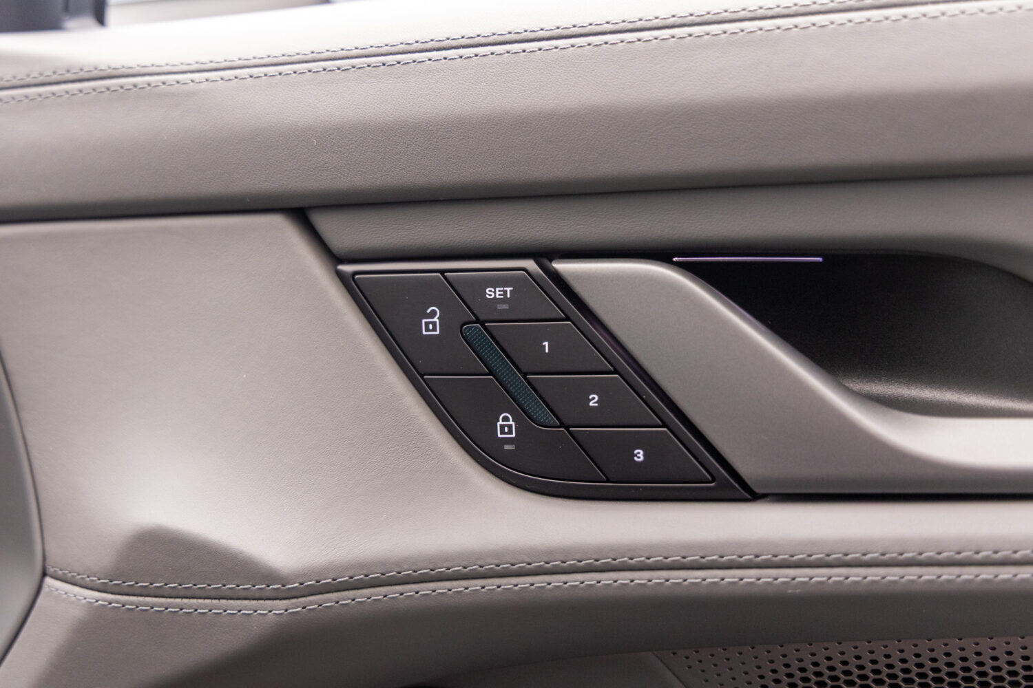 タイカンクロスツーリスモ 4 4+1シート 4WD