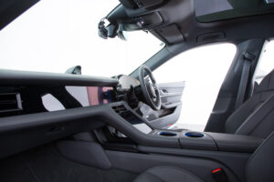 タイカンクロスツーリスモ 4 4+1シート 4WD