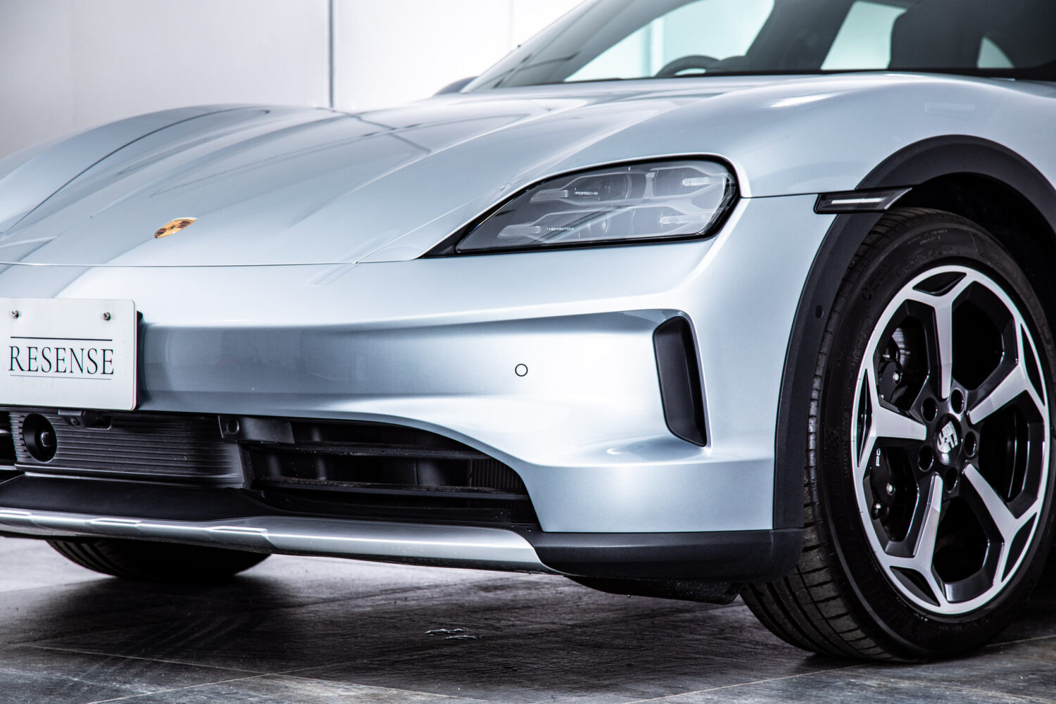 タイカンクロスツーリスモ 4 4+1シート 4WD