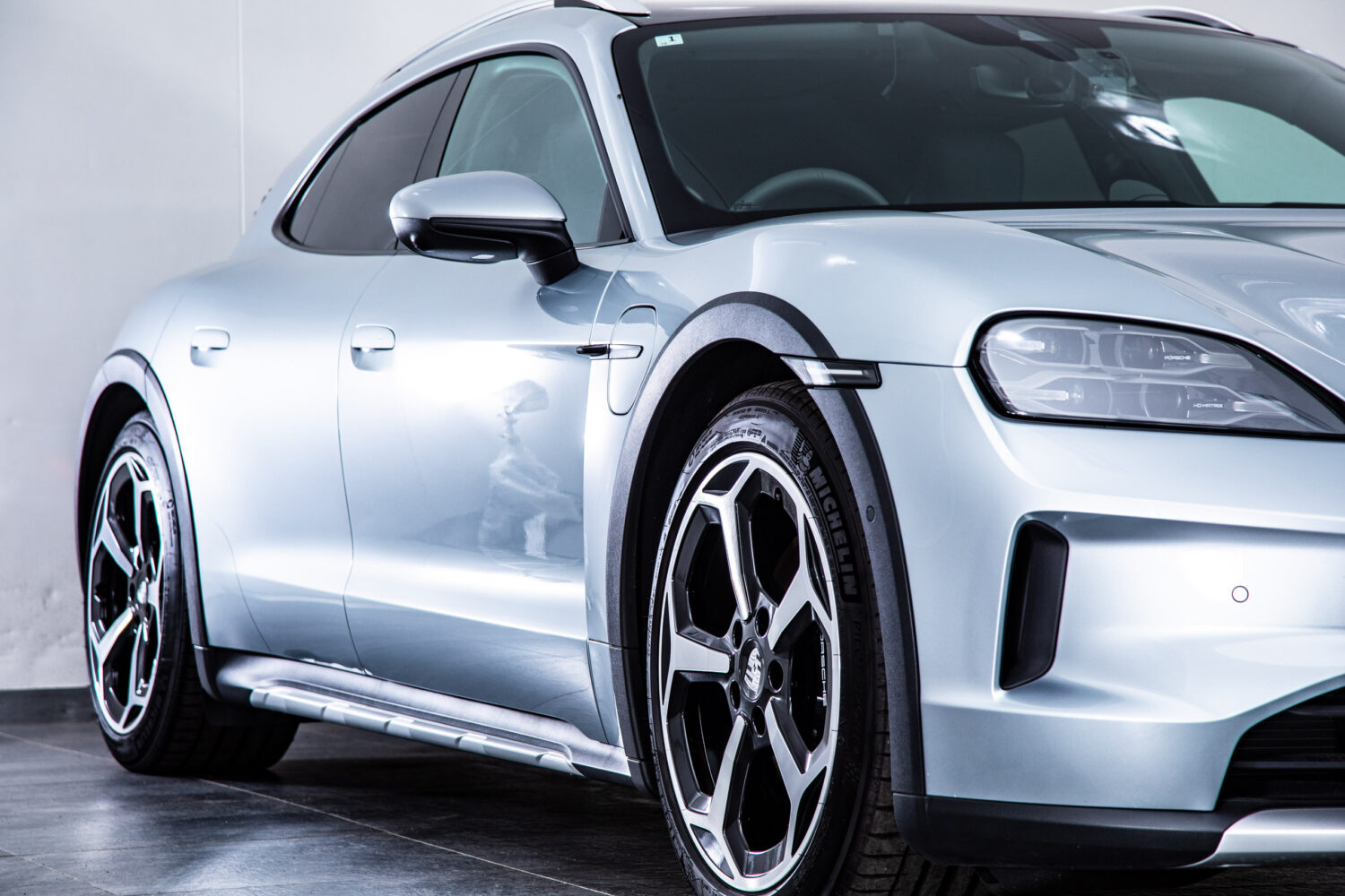 タイカンクロスツーリスモ 4 4+1シート 4WD