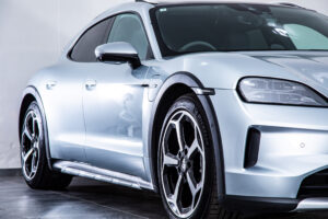 タイカンクロスツーリスモ 4 4+1シート 4WD