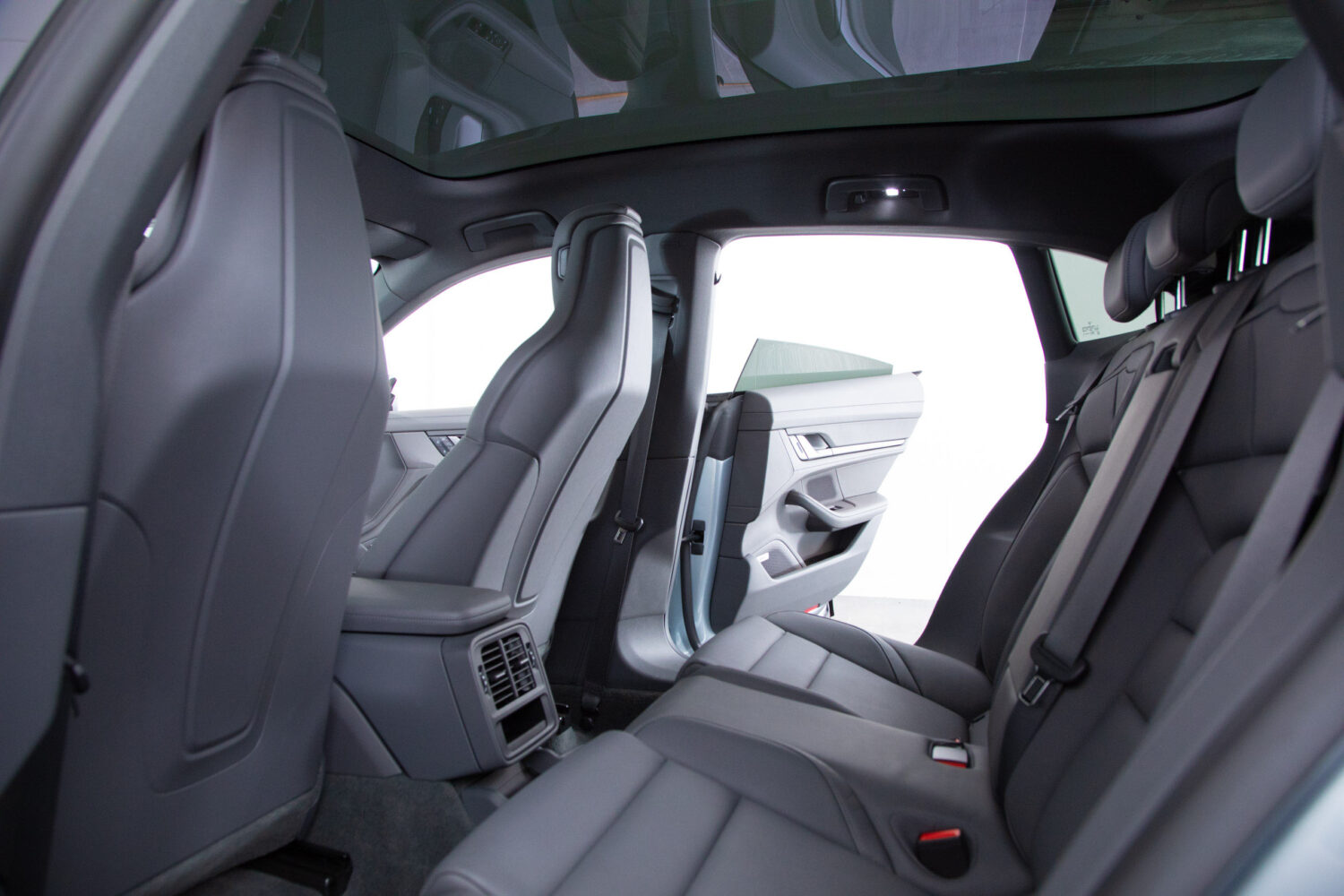 タイカンクロスツーリスモ 4 4+1シート 4WD