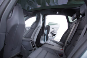 タイカンクロスツーリスモ 4 4+1シート 4WD