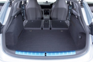 タイカンクロスツーリスモ 4 4+1シート 4WD