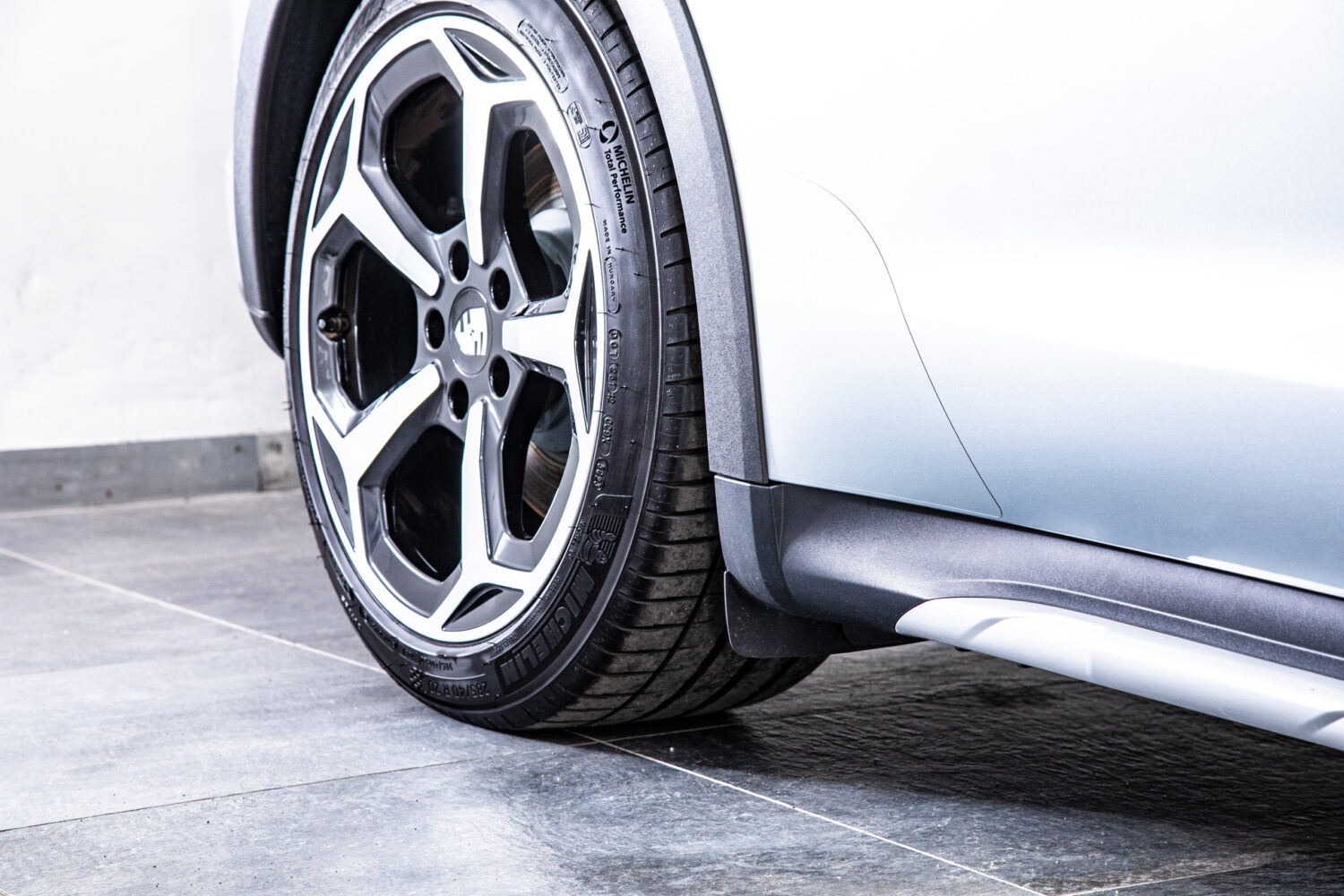 タイカンクロスツーリスモ 4 4+1シート 4WD