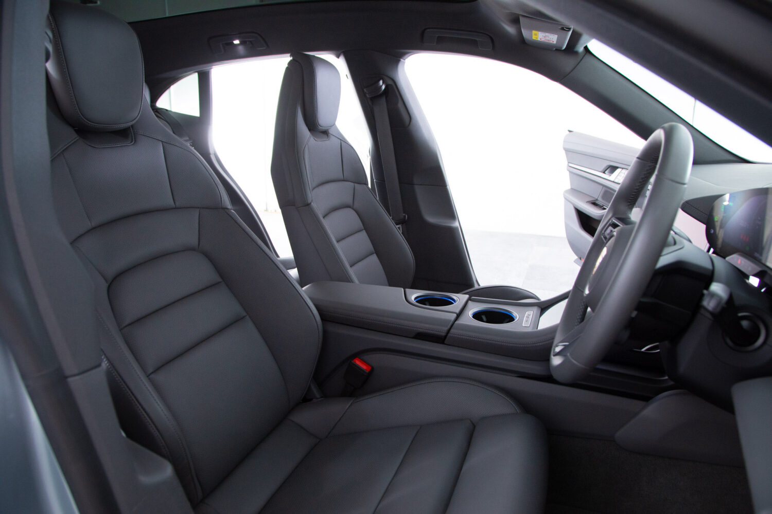 タイカンクロスツーリスモ 4 4+1シート 4WD