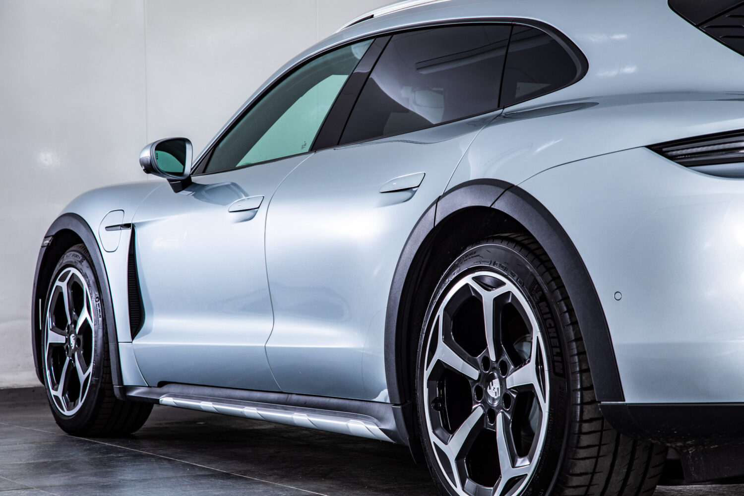 タイカンクロスツーリスモ 4 4+1シート 4WD