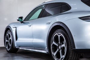 タイカンクロスツーリスモ 4 4+1シート 4WD