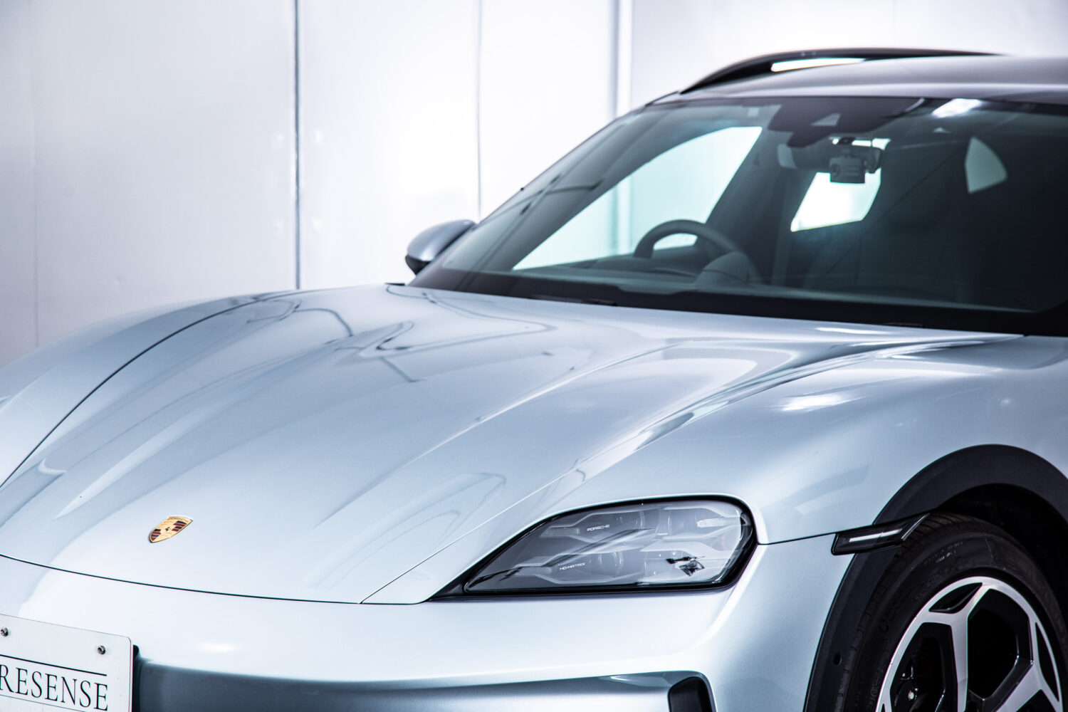 タイカンクロスツーリスモ 4 4+1シート 4WD