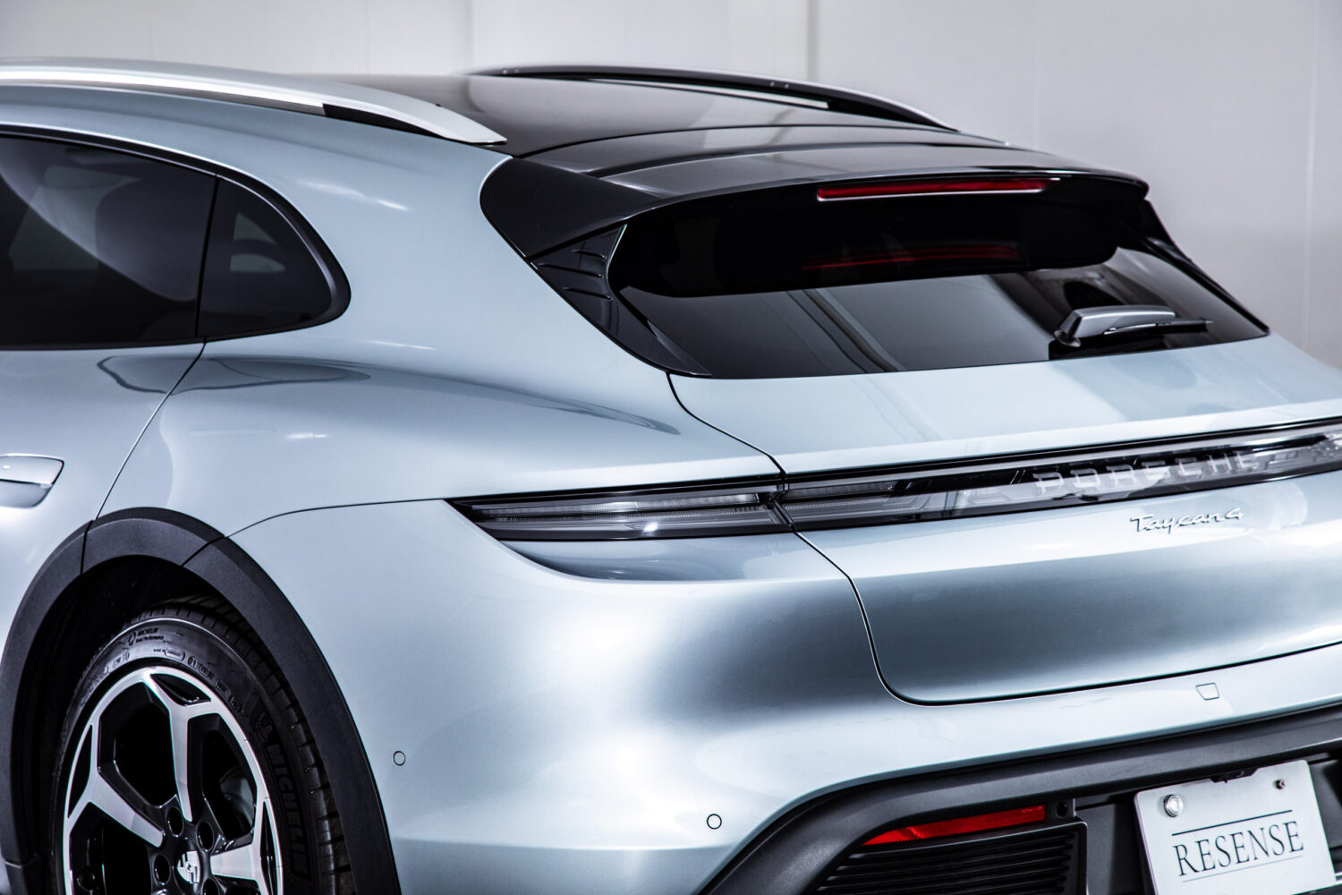 タイカンクロスツーリスモ 4 4+1シート 4WD