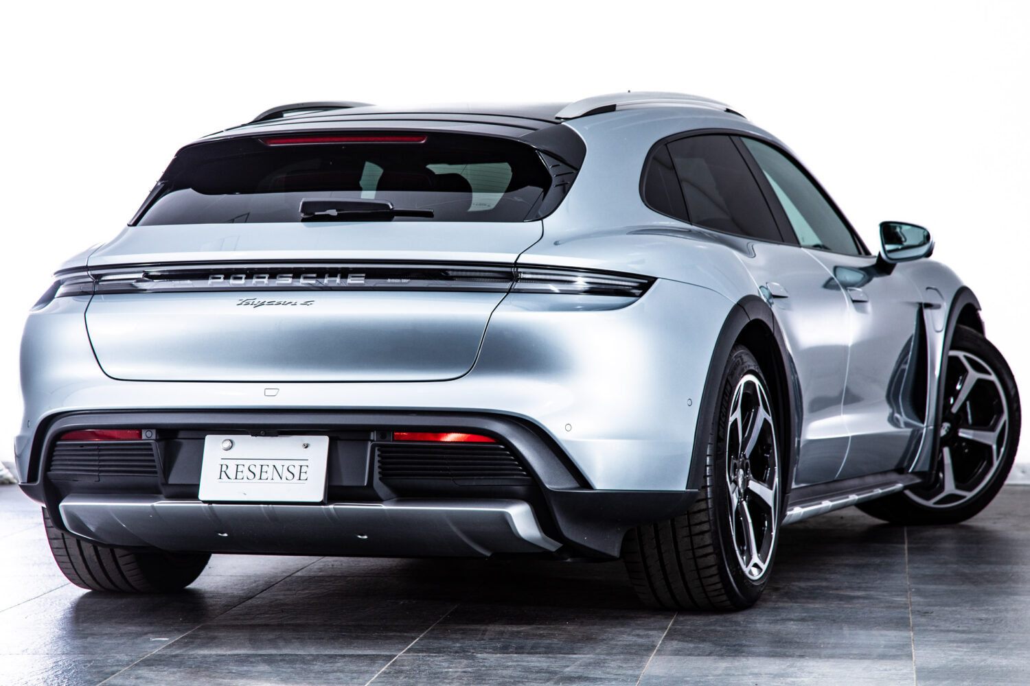 タイカンクロスツーリスモ 4 4+1シート 4WD