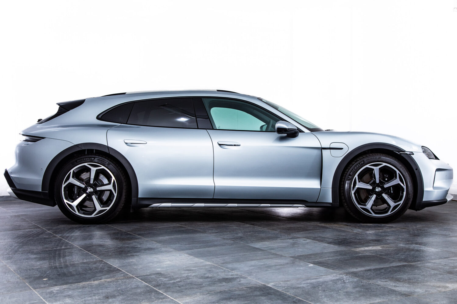 タイカンクロスツーリスモ 4 4+1シート 4WD