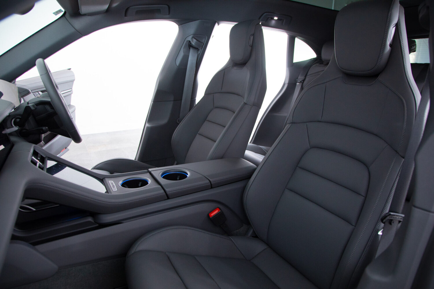 タイカンクロスツーリスモ 4 4+1シート 4WD