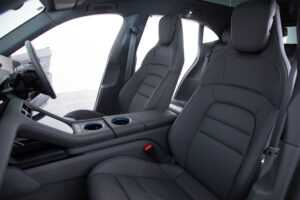 タイカンクロスツーリスモ 4 4+1シート 4WD