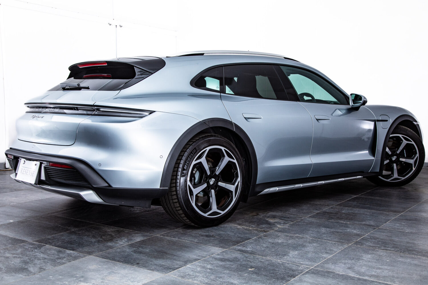 タイカンクロスツーリスモ 4 4+1シート 4WD