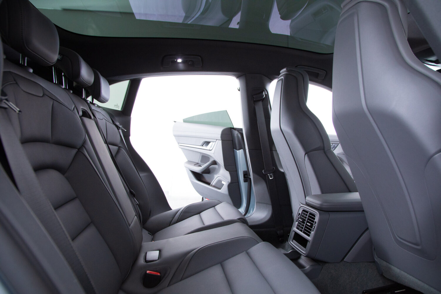 タイカンクロスツーリスモ 4 4+1シート 4WD