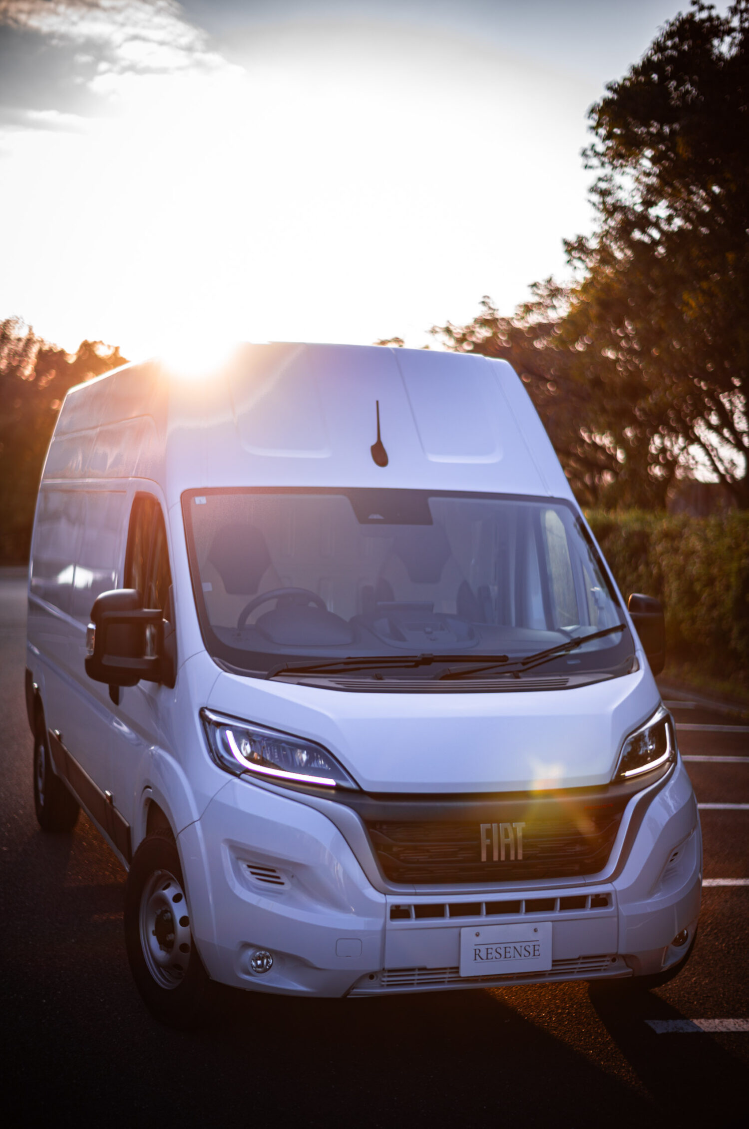 荷物を積むだけじゃもったいない。フィアット・デュカトL3H3は、広い荷室と快適な走りで、仕事にも遊びにも応えるトランスポーター。使い方を考えるだけでワクワクしてくる自由な一台だ。