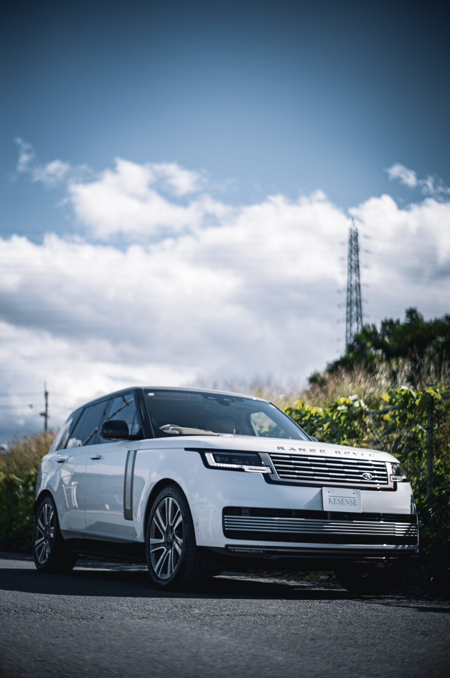 カリナンの官能を知っていても、なお「欲しい」と思わせる完成度。構築美と理性で魅せる、レンジローバー最上位──SVが描く新しいラグジュアリーのかたち。