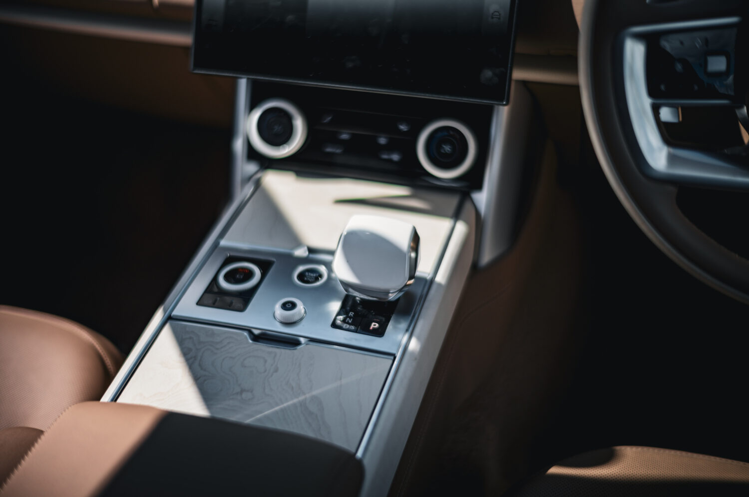 レンジローバーSV P530(4WD/8AT)カリナンの向こう側