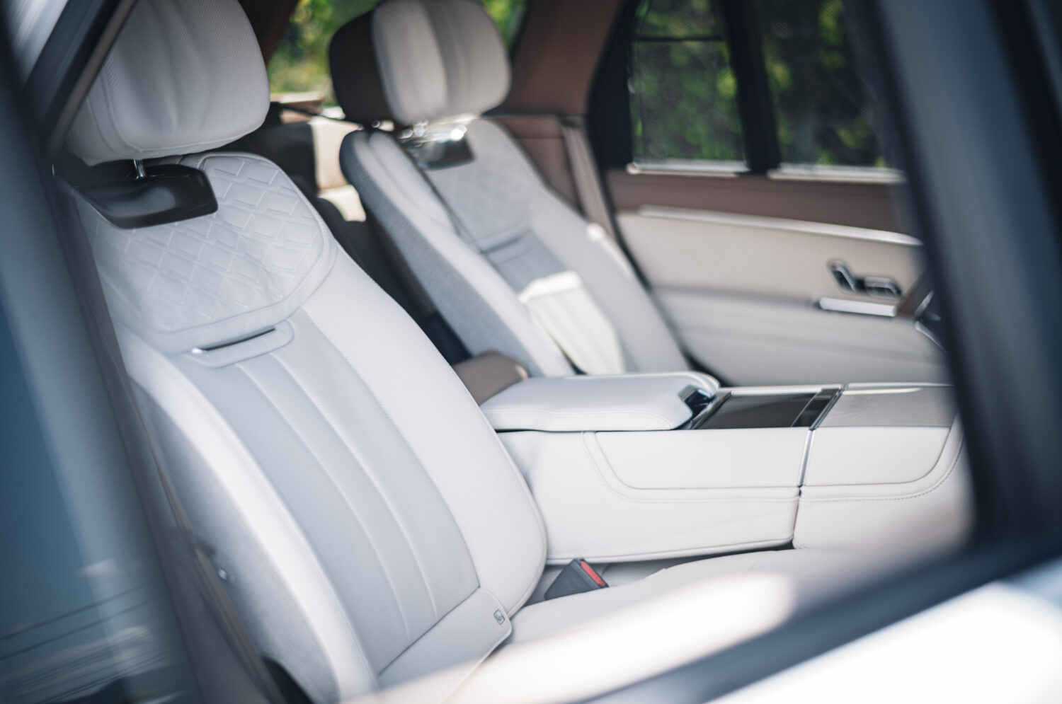 レンジローバーSV P530(4WD/8AT)カリナンの向こう側