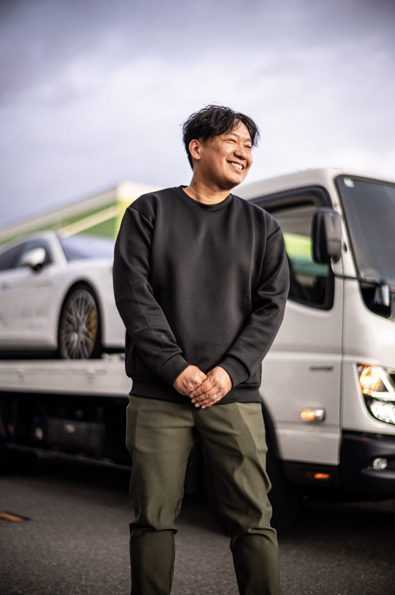 中古車業界で18年、陸送の現場に身を置いてきた田中聡一さん。2025年、RESENSEで迎えた新しい日々は、これまで以上に仕事の幅が広がり、クルマとお客様にまっすぐ向き合う時間が増えたという。その中心にあるのは、変わらない「安全第一」の姿勢だ。