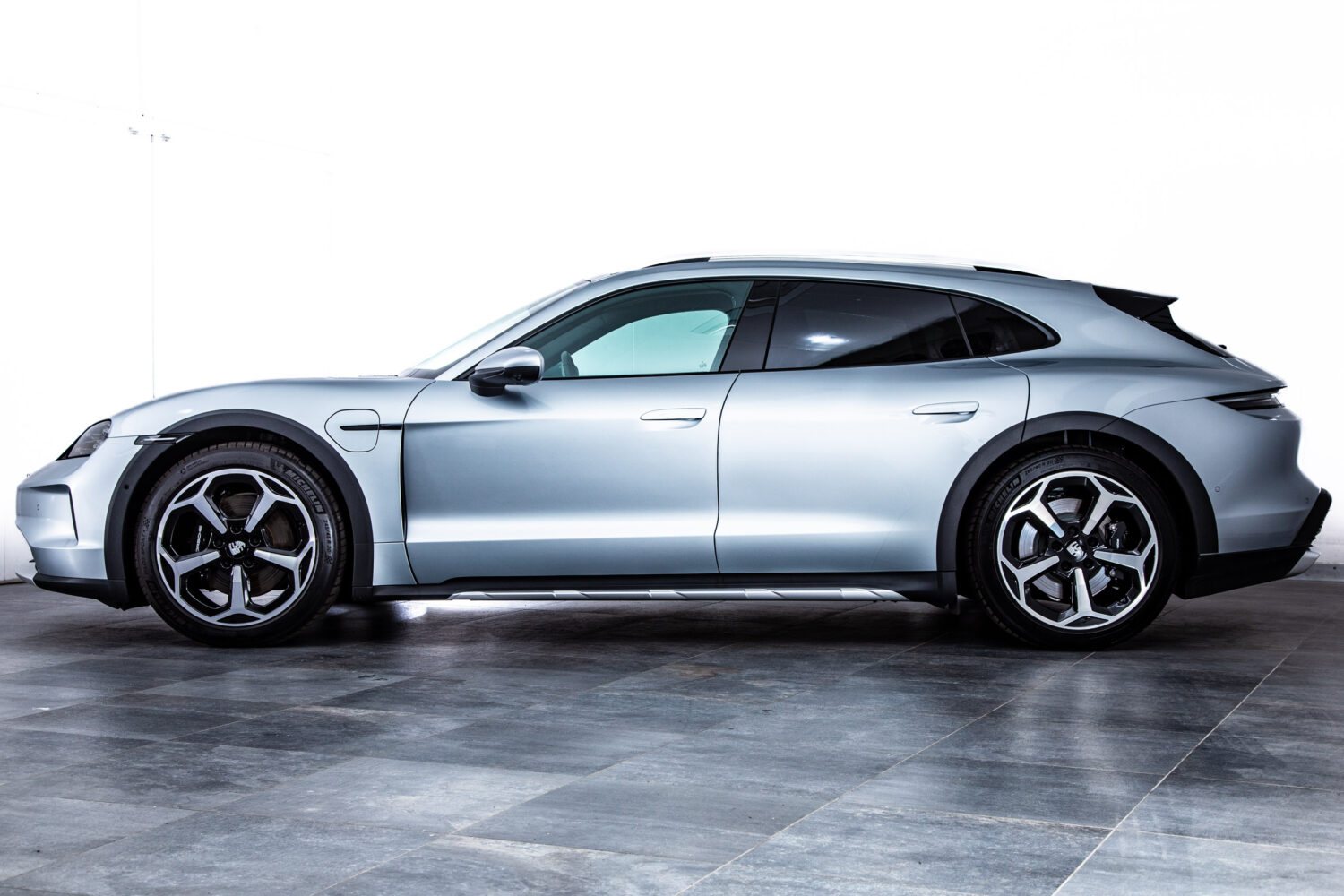 タイカンクロスツーリスモ 4 4+1シート 4WD