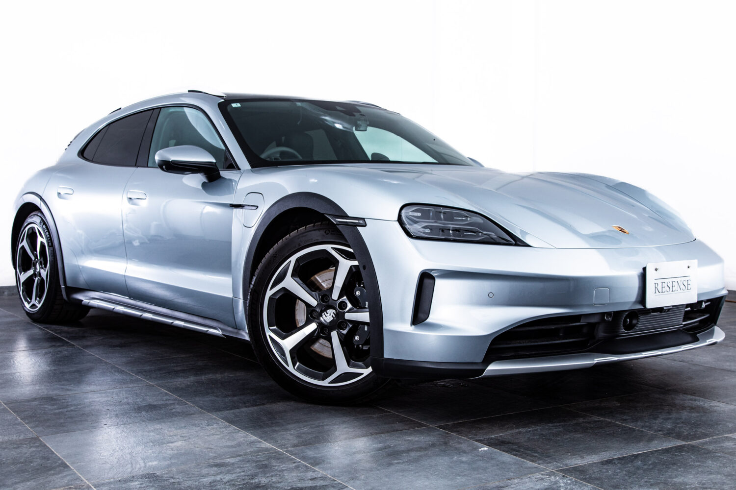 タイカンクロスツーリスモ 4 4+1シート 4WD