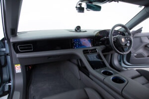 タイカンクロスツーリスモ 4 4+1シート 4WD