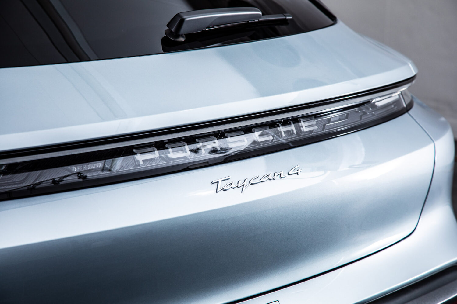 タイカンクロスツーリスモ 4 4+1シート 4WD