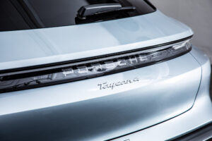 タイカンクロスツーリスモ 4 4+1シート 4WD