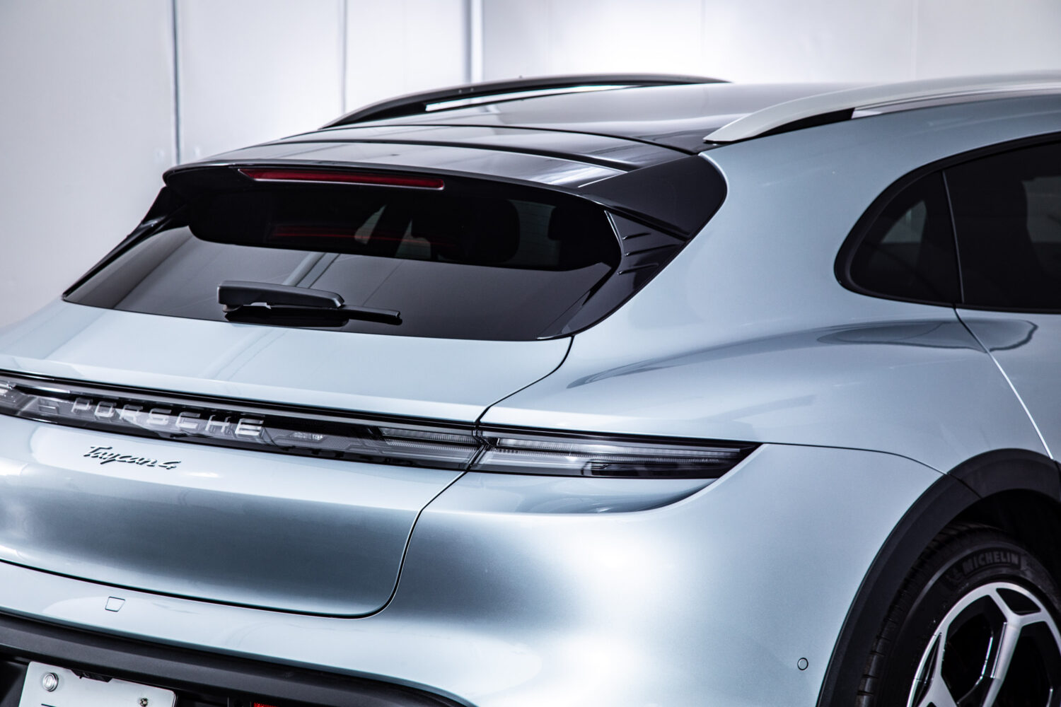 タイカンクロスツーリスモ 4 4+1シート 4WD