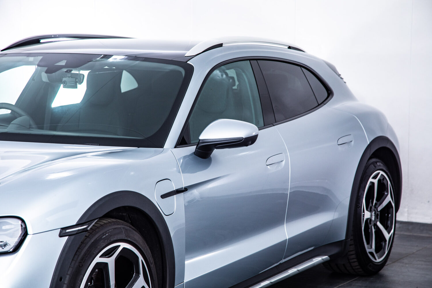 タイカンクロスツーリスモ 4 4+1シート 4WD