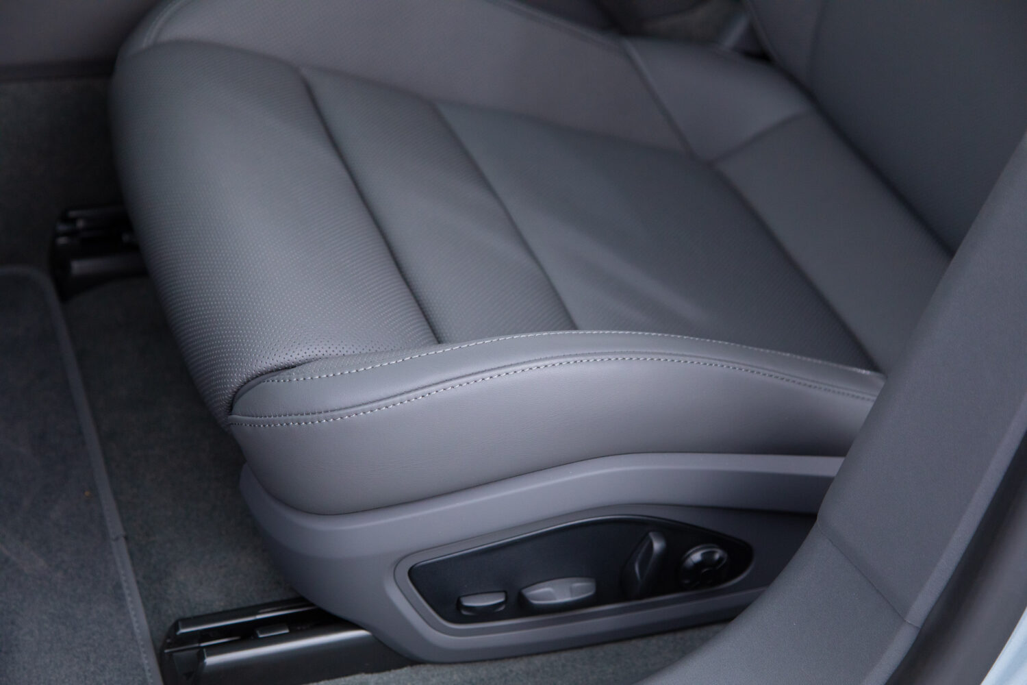 タイカンクロスツーリスモ 4 4+1シート 4WD