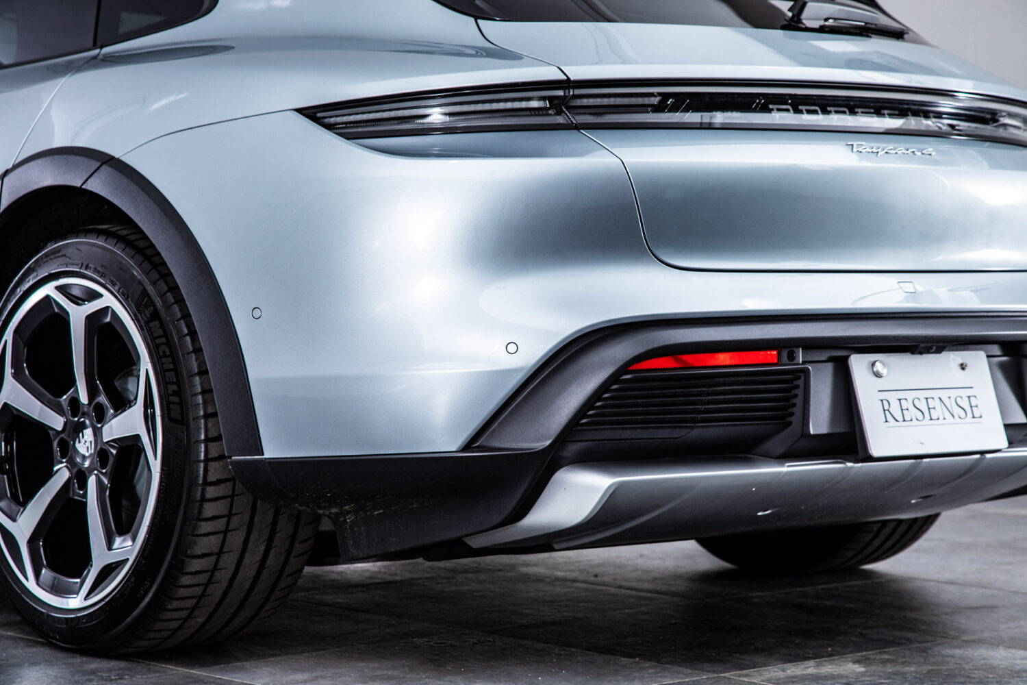 タイカンクロスツーリスモ 4 4+1シート 4WD