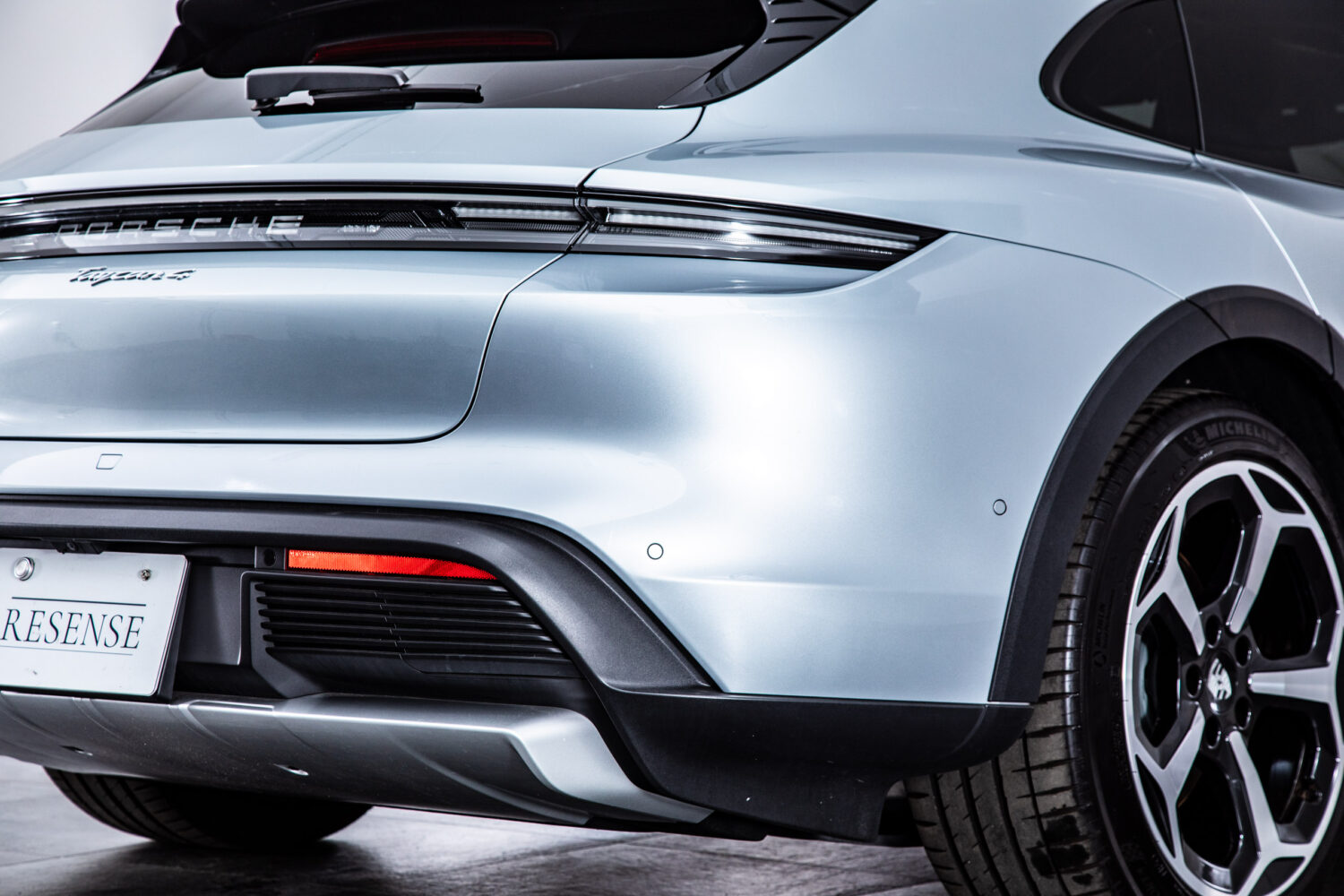 タイカンクロスツーリスモ 4 4+1シート 4WD